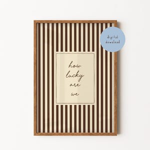 Hoe gelukkig zijn we print, poster positieve slogan, bruine handgeschreven streepprint, quote print, woonkamer, slaapkamer, DIGITALE DOWNLOAD afbeelding 1