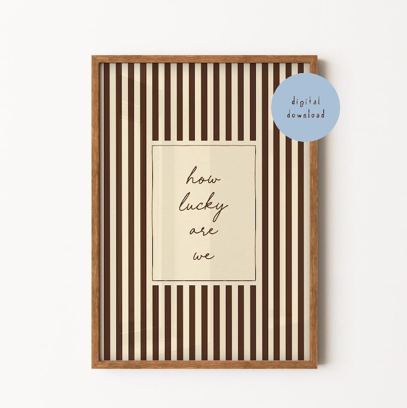 Hoe gelukkig zijn we print, poster positieve slogan, bruine handgeschreven streepprint, quote print, woonkamer, slaapkamer, DIGITALE DOWNLOAD afbeelding 1