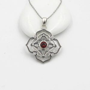 Chakra Symbol Silberschmuck | Anhänger mit Kette aus Sterlingsilber925 mit rubinroten Stein | Edle Geschenkverpackung gratis