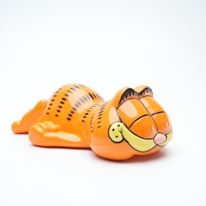 Garfield Lying Down Coin Bank – Vintage 1981 by United Feature Syndicate & Paws