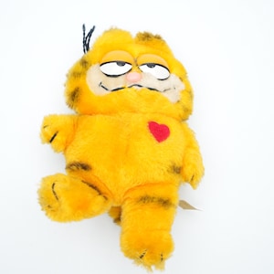 Garfield Plush with Red Heart – Vintage 1981 by United Feature Syndicate & Paws
