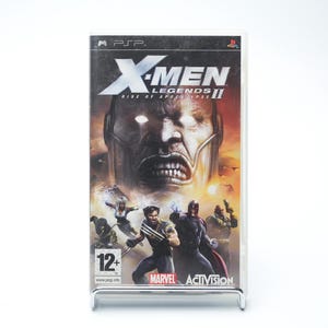 以下が含まれることがあります： PSP用ゲームソフト「X-Men Legends II: Rise of Apocalypse」のケース。 巨大で不気味な顔と光る目、複数のアクションフィギュアが描かれています。 ゲームは12歳以上対象で、Marvel Activisionの製品です。