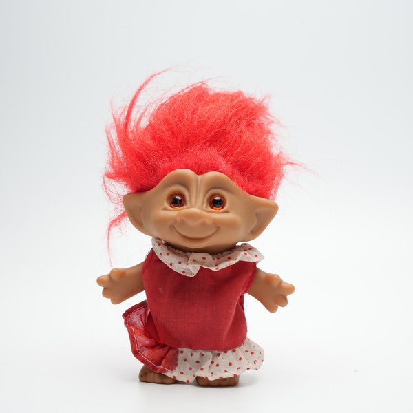 Vintage troll met oranje haar en leuke outfit