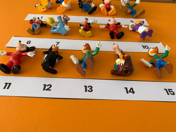 さまざまな年のディズニーのミッキーマウス - グーフィー - ドナルド