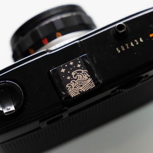 Custom camera hot shoe cover – &quot;The Japanese Wave&quot; – laser-engraved accessory for photography enthusiasts