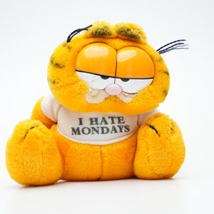 Vintage Garfield Plush Toy 17cm / 6.7 inch – "I Hate Mondays" Shirt – Licensed Paws & United Feature Syndicate – 80s Cartoon Plush