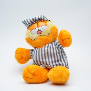 Garfield Plush in Striped Pajamas – Vintage 1981 by United Feature Syndicate & Paws