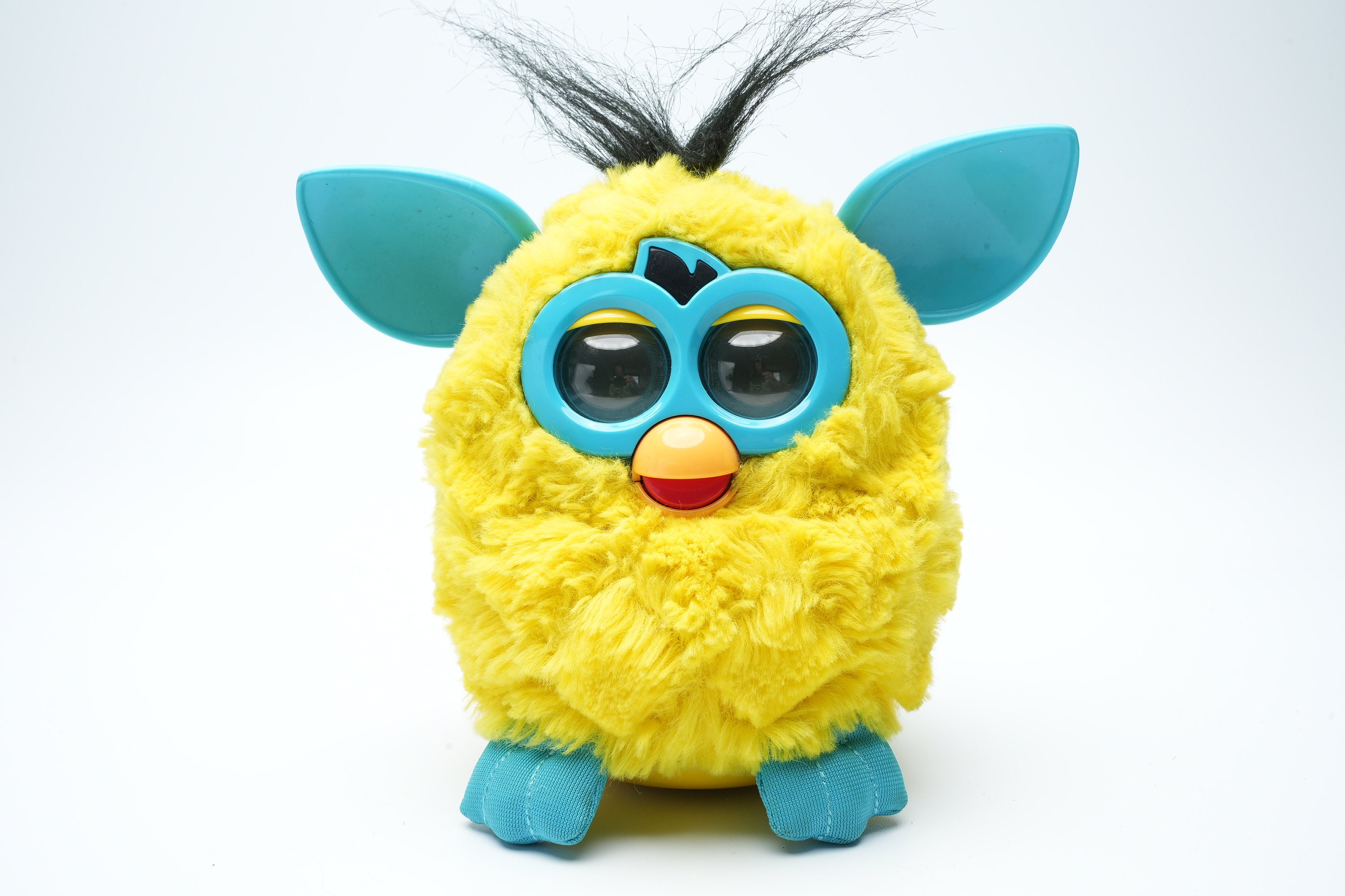 Interactive Yellow Furby With Blue Ears – French-speaking