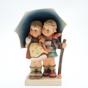 Goebel Hummel Figurine &quot;Under Umbrella&quot; HUM 71 (17 cm, Hand-Painted Porcelain)