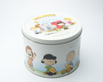 Vintage Peanuts Cookie Tin – Snoopy & Charlie Brown – 14cm high x 19cm wide (5.5 x 7.5 inches) – Retro metal tin with cartoon illustrations