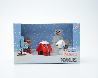Schleich Peanuts Diorama – A Charlie Brown Christmas – With Box – Snoopy & Charlie Brown – Christmas Decoration