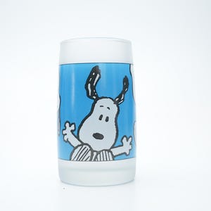 Vaso de Snoopy original vintage de 11 cm de alto (aprox. 4,33 pulgadas), diseño de Peanuts en estilo de dibujos animados, raro vaso de ópalo azul.