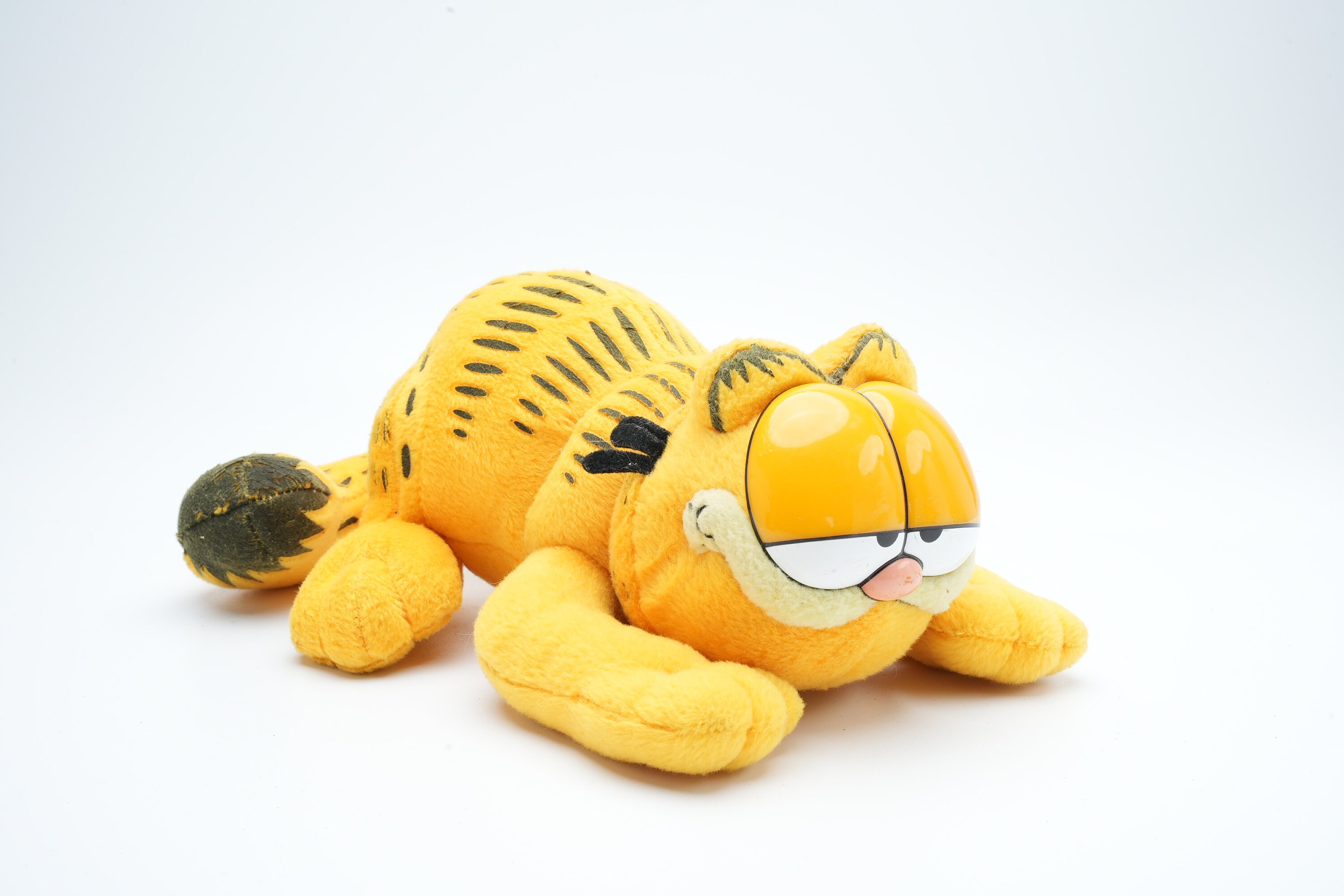 Le doux petit Garfield allongé sur le ventre peluche Garfield vintage rare