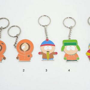 K&ouml;nnte beinhalten: F&uuml;nf Metall-Schl&uuml;sselanh&auml;nger mit Figuren aus der Zeichentrickserie South Park. Die Schl&uuml;sselanh&auml;nger zeigen Kenny, Stan, Kyle und Cartman. Jeder Schl&uuml;sselanh&auml;nger hat eine silberne Kette und einen Ring.