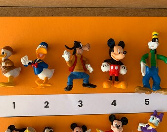 さまざまな年のディズニーのミッキーマウス - グーフィー - ドナルド