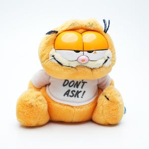 Vintage Garfield Plush Toy – Sitting with “Don't Ask!” Shirt – 18cm (7 inch)