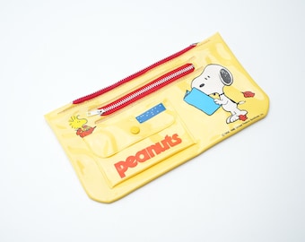 Vintage Snoopy Vinyl Pencil Case – Peanuts Zippered Pencil Case – 1980s – 22x12 cm (8.7 x 4.7 inch) – Yellow with Woodstock & Snoopy Illustrations