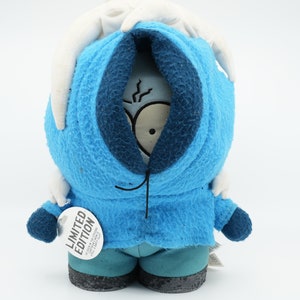 Puede incluir: Un juguete de peluche azul de un personaje que lleva una chaqueta con capucha azul con una capucha blanca. El personaje tiene una cara blanca con ojos negros y una boca negra. El juguete tiene una etiqueta que dice "Edici&oacute;n limitada".