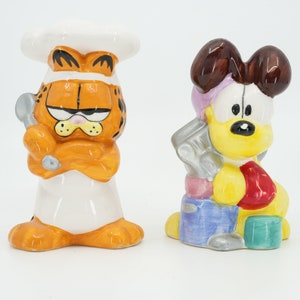 Garfield & Odie Magnetic Salt and Pepper Shakers. Rare, Vintage Collectible  From Westmoreland Giftware 