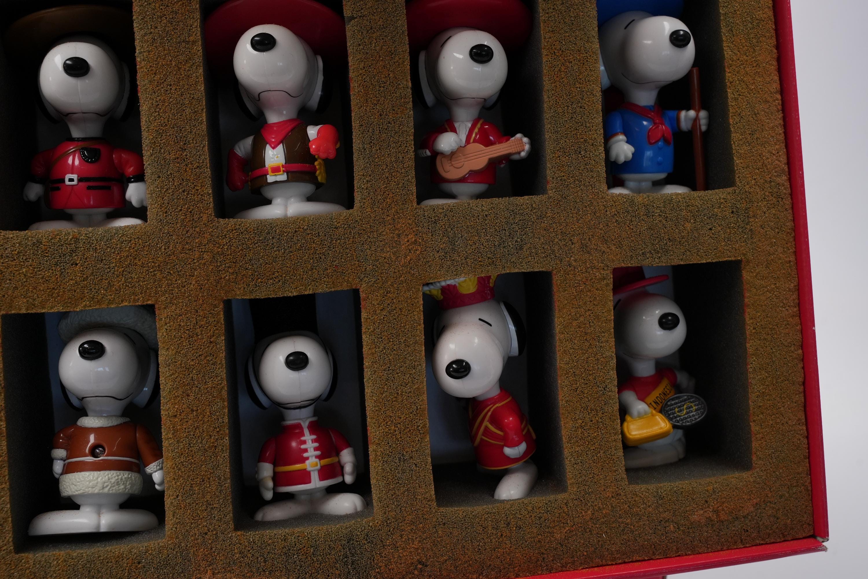 Complete Snoopy World Tour Set With Certificate - Mcdonald's Happy