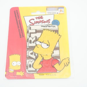 Op de afbeelding: Een strijkbare patch met Bart Simpson uit de animatieserie The Simpsons. Bart draagt een rood shirt en heeft een verveelde uitdrukking op zijn gezicht. De tekst "Eat My Shorts" en "TM & © 98 FOX" is zichtbaar op de patch.