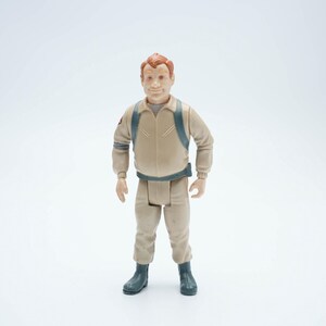 The real ghostbusters ray stantz figure 1984, kenner 5 inch action figure, beige uniform vintage toy for collectors