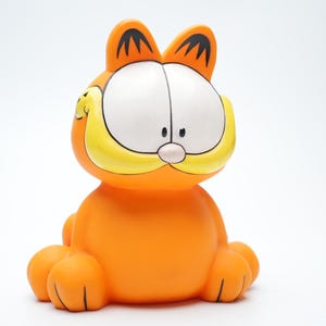 Garfield Sitting Coin Bank – Vintage 1981 by United Feature Syndicate & Paws