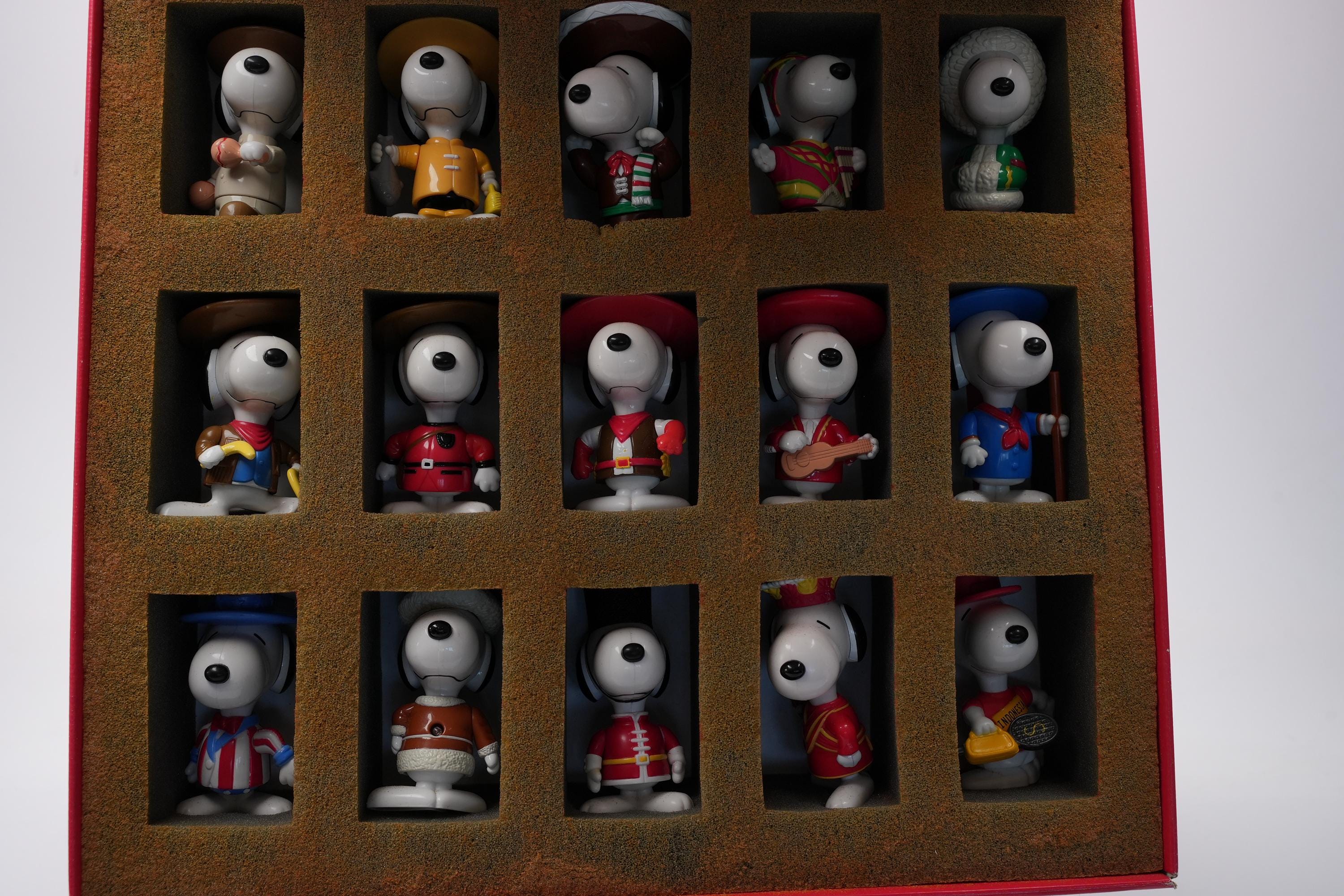 Complete Snoopy World Tour Set With Certificate - Mcdonald's Happy Complete Snoopy World Tour Set With Certificate - Mcdonald's Happy