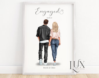 Könnte beinhalten: Eine digitale Illustration eines Paares, das Hand in Hand geht und sich vom Betrachter abwendet. Der Mann trägt eine schwarze Jacke und Jeans, die Frau ein rosa Hemd und blaue Jeans. Der Text "Engaged" ist oben im Bild in Kursivschrift geschrieben, zusammen mit einem Diamantenring-Symbol und dem Datum "26.08.24". Der Text "David & Chloe" ist unten im Bild geschrieben.