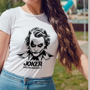 Puede incluir: Una camiseta blanca con una ilustraci&oacute;n en blanco y negro del Joker de Batman. El texto "JOKER Why so serious?" est&aacute; impreso debajo de la ilustraci&oacute;n.