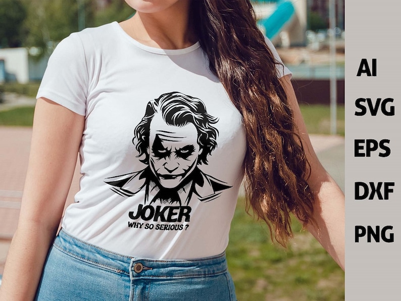 Puede incluir: Una camiseta blanca con una ilustraci&oacute;n en blanco y negro del Joker de Batman. El texto "JOKER Why so serious?" est&aacute; impreso debajo de la ilustraci&oacute;n.
