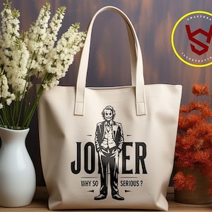Puede incluir: Una bolsa de lona blanca con texto negro y un gr&aacute;fico del Joker de los c&oacute;mics de Batman. El texto dice "Joker" con las palabras "Why so" y "Serious?" debajo del gr&aacute;fico.