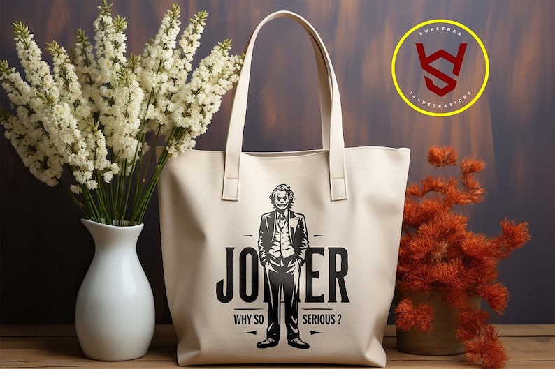 Puede incluir: Una bolsa de lona blanca con texto negro y un gr&aacute;fico del Joker de los c&oacute;mics de Batman. El texto dice "Joker" con las palabras "Why so" y "Serious?" debajo del gr&aacute;fico.