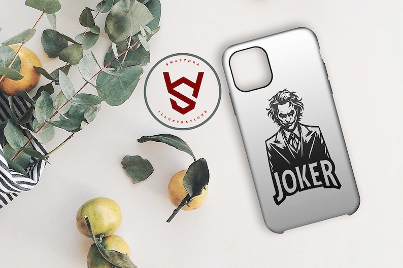 Puede incluir: Una funda de tel&eacute;fono blanca con una ilustraci&oacute;n en blanco y negro del Joker de Batman. El texto "JOKER" est&aacute; impreso en negro debajo de la ilustraci&oacute;n.