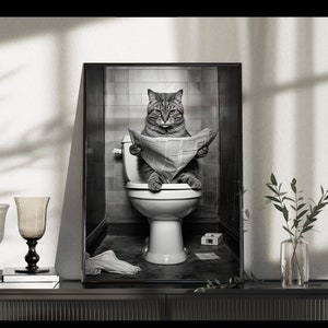 トイレに座って新聞を読んでいる猫の写真。白黒ポートレート 即時デジタルダウンロード 300dpi