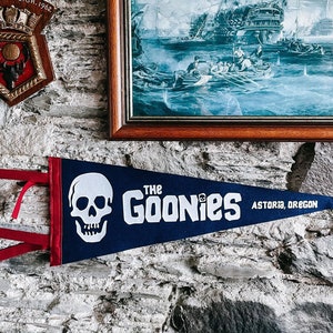 THE GOONIES Pennant Flag / felt pennant / wall hanging banner / gallery wall / souvenir / truffle shuffle / Astoria Oregon / one eyed Willy zdjęcie 1