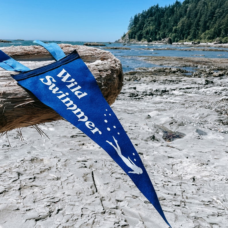 WILD SWIMMER Pennant Flag / feutre fanion / galerie décor mural / mer océan lac / boho décor / baignade en plein air / vague de locéan / surfs vers le haut image 1