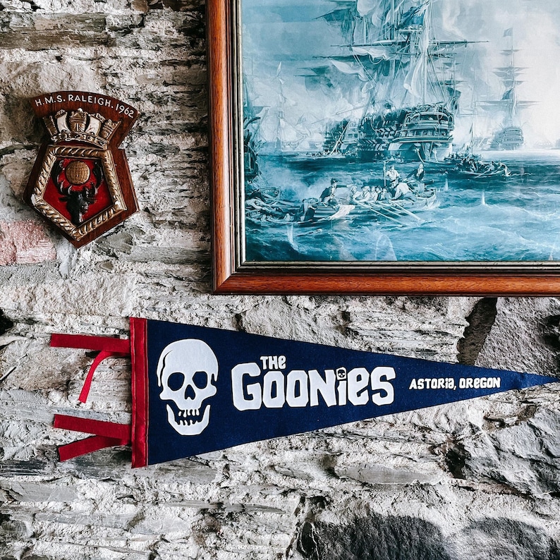 THE GOONIES Pennant Flag / felt pennant / wall hanging banner / gallery wall / souvenir / truffle shuffle / Astoria Oregon / one eyed Willy zdjęcie 1