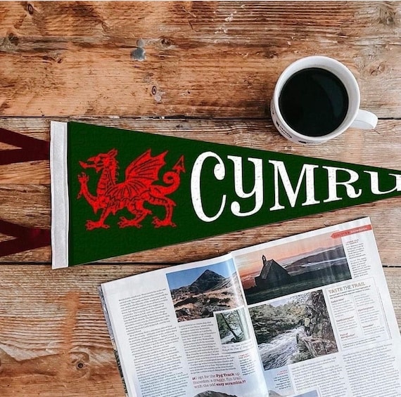 CYMRU Pennant Flag / felt pennant / wall hanging banner / WALES / souvenir / hike / travel souvenir / nostalgic decor / mountain peak