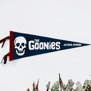 THE GOONIES Pennant Flag / felt pennant / wall hanging banner / gallery wall / souvenir / truffle shuffle / Astoria Oregon / one eyed Willy zdjęcie 2