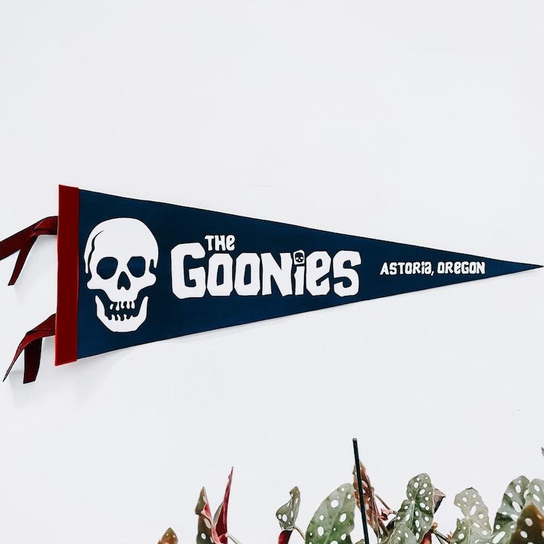 THE GOONIES Pennant Flag / felt pennant / wall hanging banner / gallery wall / souvenir / truffle shuffle / Astoria Oregon / one eyed Willy zdjęcie 2