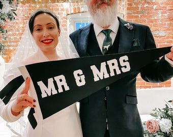 Bandera de banderín con temática de boda de SR. y SRA. / banderín de fieltro / pancarta para colgar en la pared / decoración de pared de galería / aniversario / Sr. y Sra. / recién casados