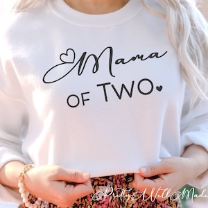 Mama von zwei mit Herzen Svg Png, Muttertag Geschenk Cricut geschnitten Vorlage, Sublimation Mama Kunstwerk, Siebdruck-Design, Satz sagen Wort