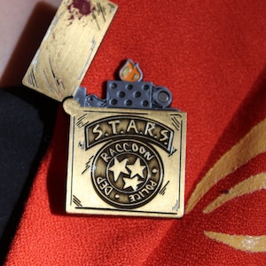 WICHTIG!* STERNE Feuerzeug Emaille Pin