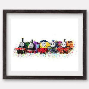 Puede incluir: Una impresión enmarcada de una pintura de acuarela de seis trenes de juguete coloridos. Los trenes están dispuestos en línea y todos miran hacia adelante. El fondo es un lienzo blanco con salpicaduras de color.