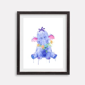 Könnte beinhalten: Ein Aquarellbild eines blauen Elefanten mit rosa Ohren und einer lila Blume auf dem Kopf. Der Elefant hält einen Strauß bunter Blumen und sitzt auf weißem Hintergrund.