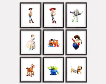 Pode incluir: Um conjunto de nove impressões emolduradas com ilustrações de aquarela de personagens da franquia de filmes Toy Story. Os personagens incluem Woody, Buzz Lightyear, Jessie, o Sr. e a Sra. Potato Head, Slinky Dog, Rex e Hamm.