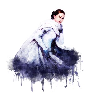 Puede incluir: Una pintura de acuarela de una mujer con una capa blanca con capucha y una prenda interior azul oscuro. La mujer mira hacia un lado y tiene una expresi&oacute;n seria en su rostro. El fondo es un lienzo blanco con salpicaduras de acuarela azul.