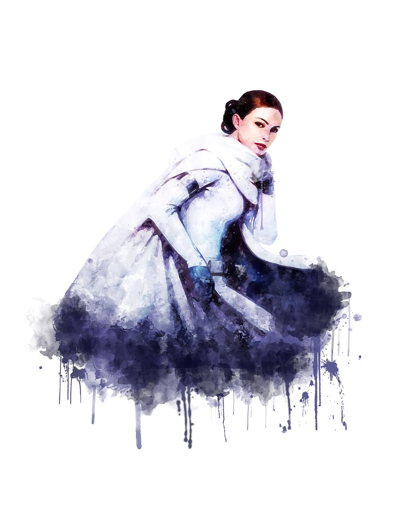 Puede incluir: Una pintura de acuarela de una mujer con una capa blanca con capucha y una prenda interior azul oscuro. La mujer mira hacia un lado y tiene una expresi&oacute;n seria en su rostro. El fondo es un lienzo blanco con salpicaduras de acuarela azul.