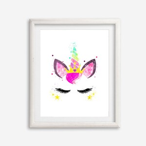 Può includere: Un dipinto ad acquerello di un viso di unicorno con una criniera rosa e viola, una corona dorata e gli occhi chiusi. L'unicorno è circondato da stelle gialle.